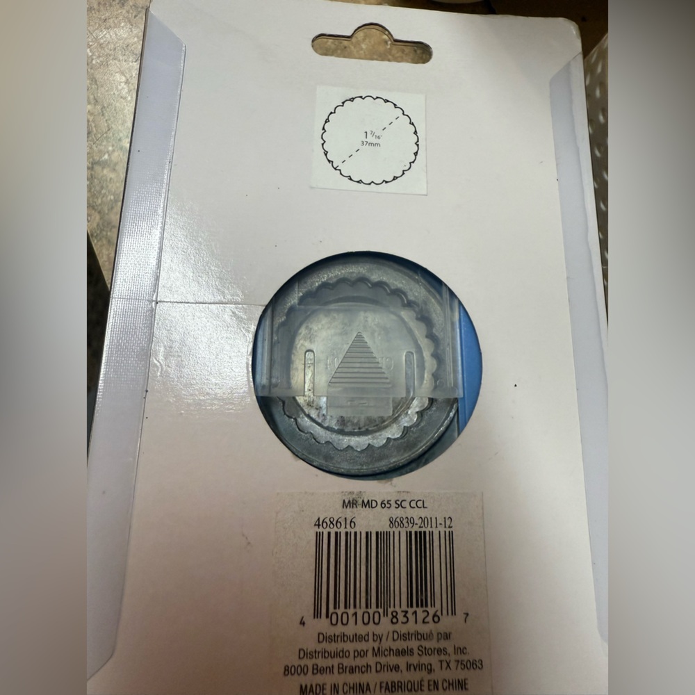 Scalloped punch for crafts and scrapbooking. In original package - Picture 6 of 6